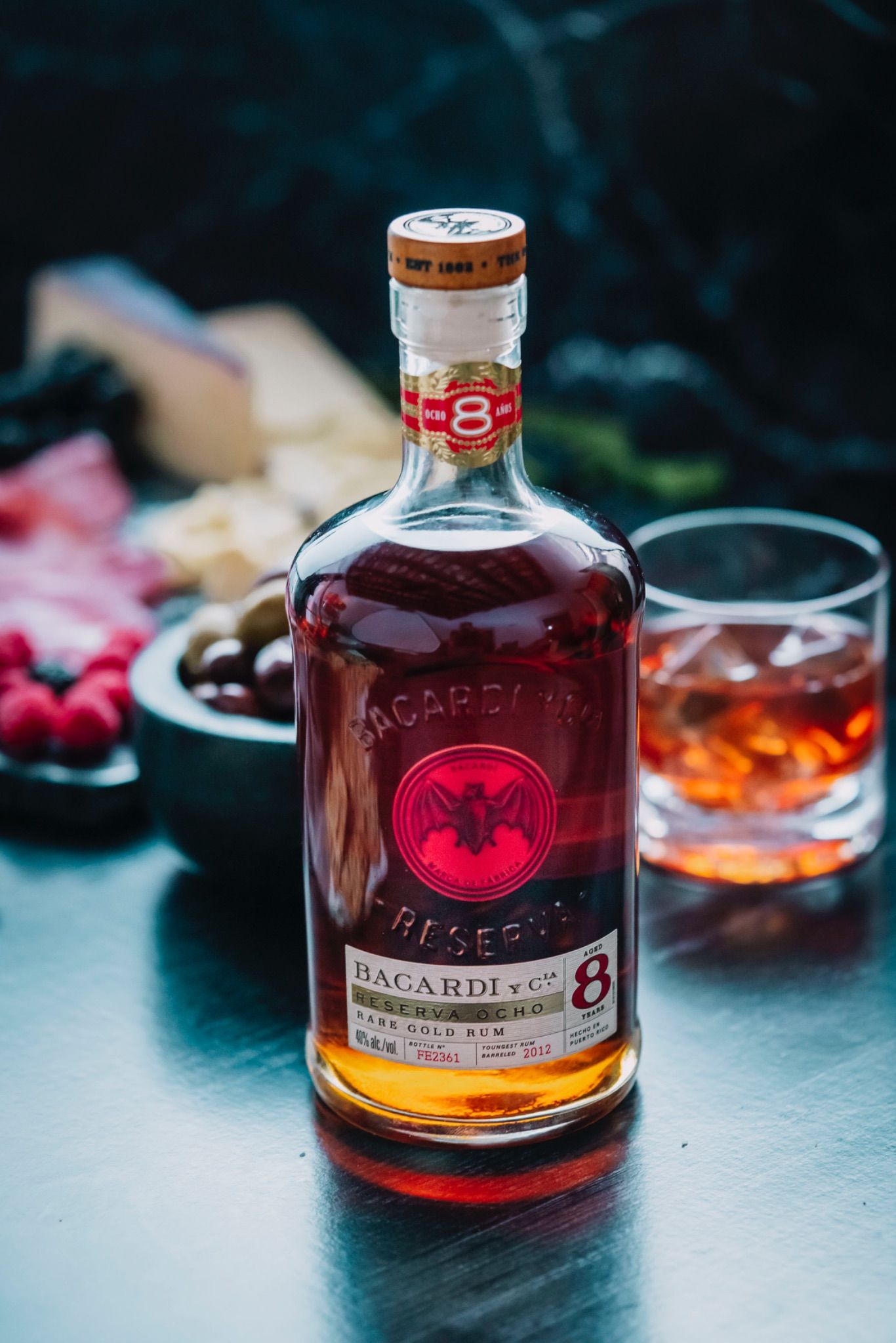 Botella de Bacardí Reserva Ocho sobre una mesa