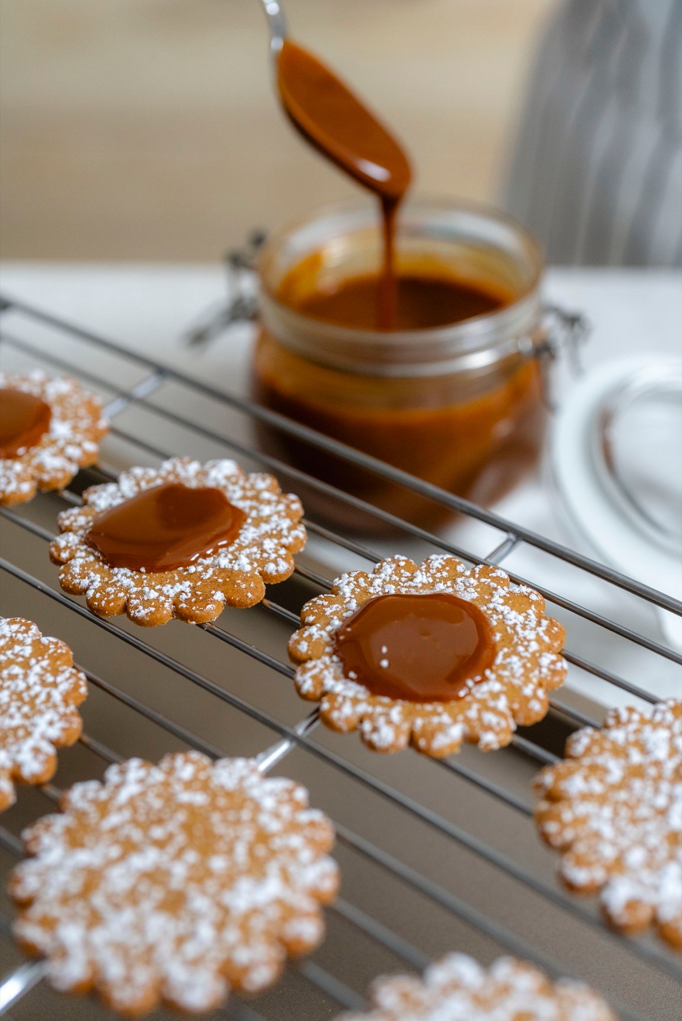 Galletas con dulce de leche enfriándose en una rejilla