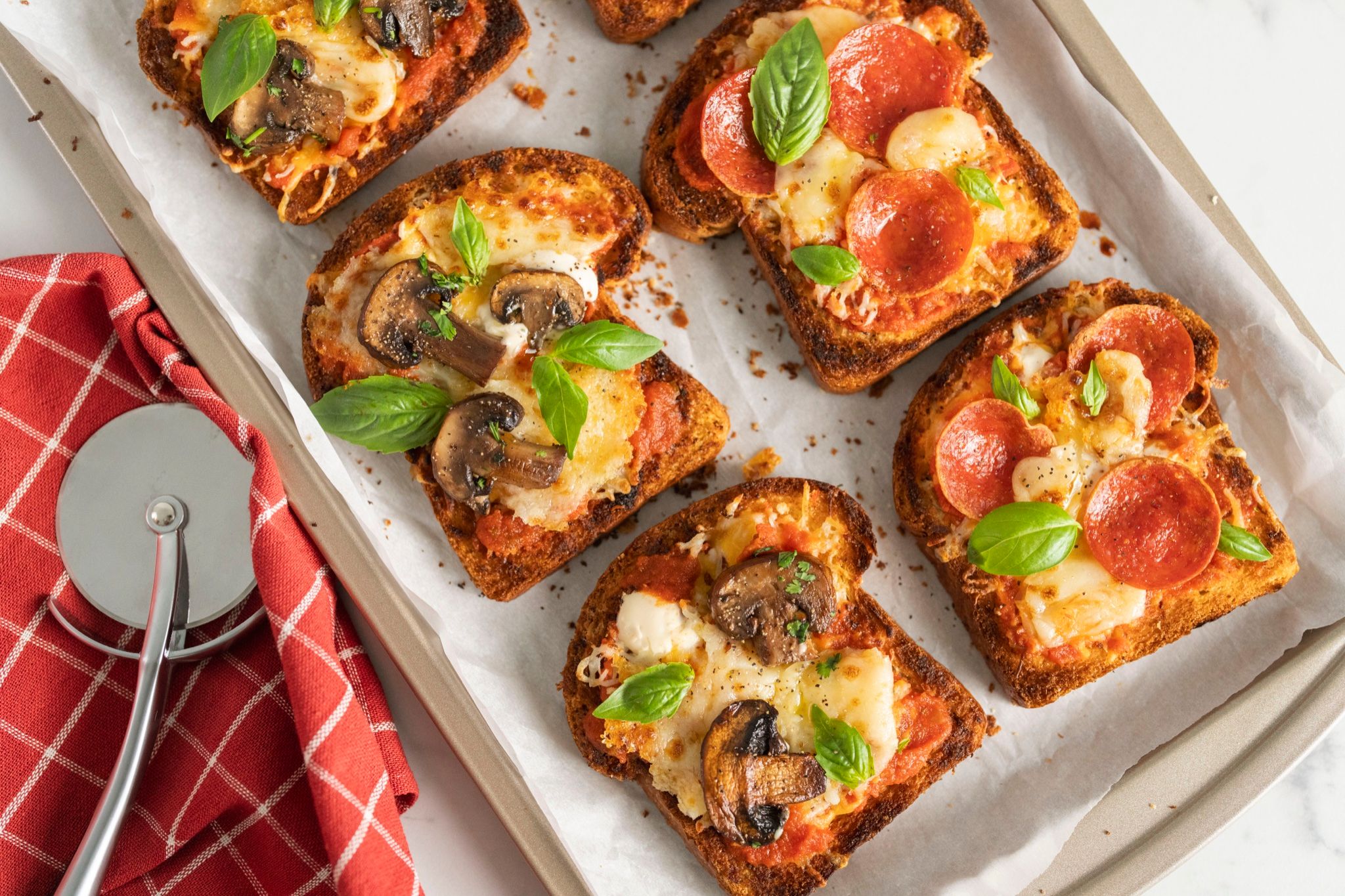 Tostadas estilo pizza en bandeja