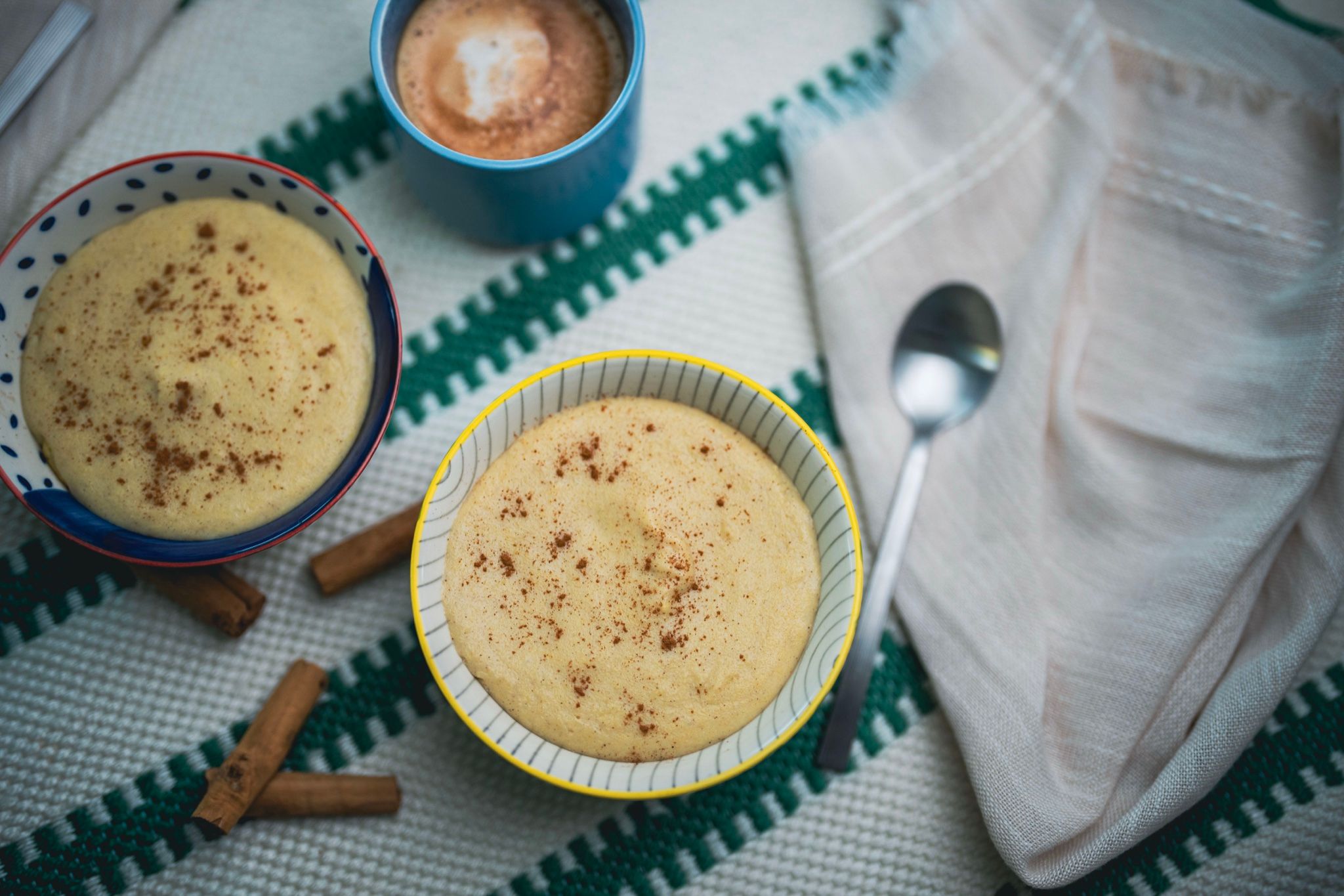Bowl de avena con banana sobre mantel azul