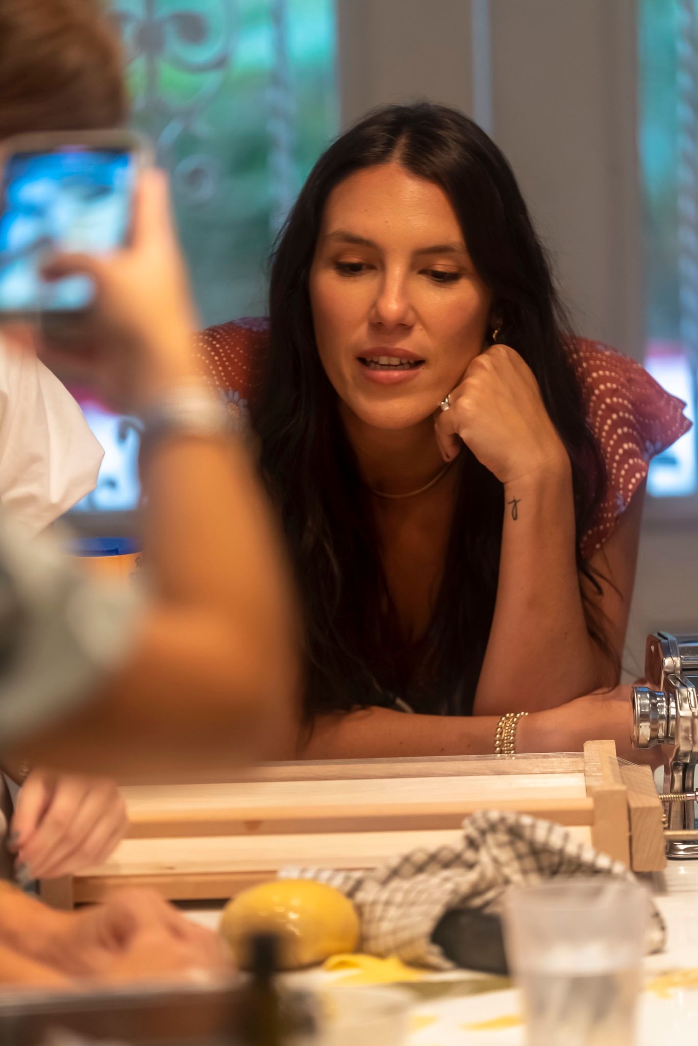 Creadora de contenido fotografiada con un celular durante la cena