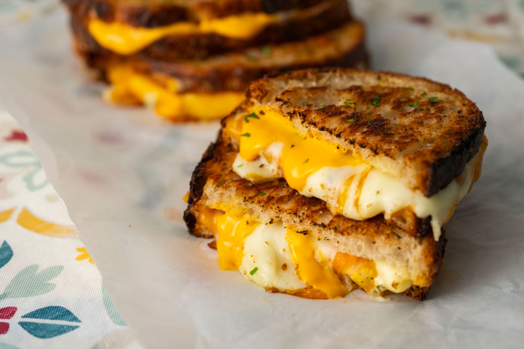 Sándwich de queso derretido abierto por la mitad