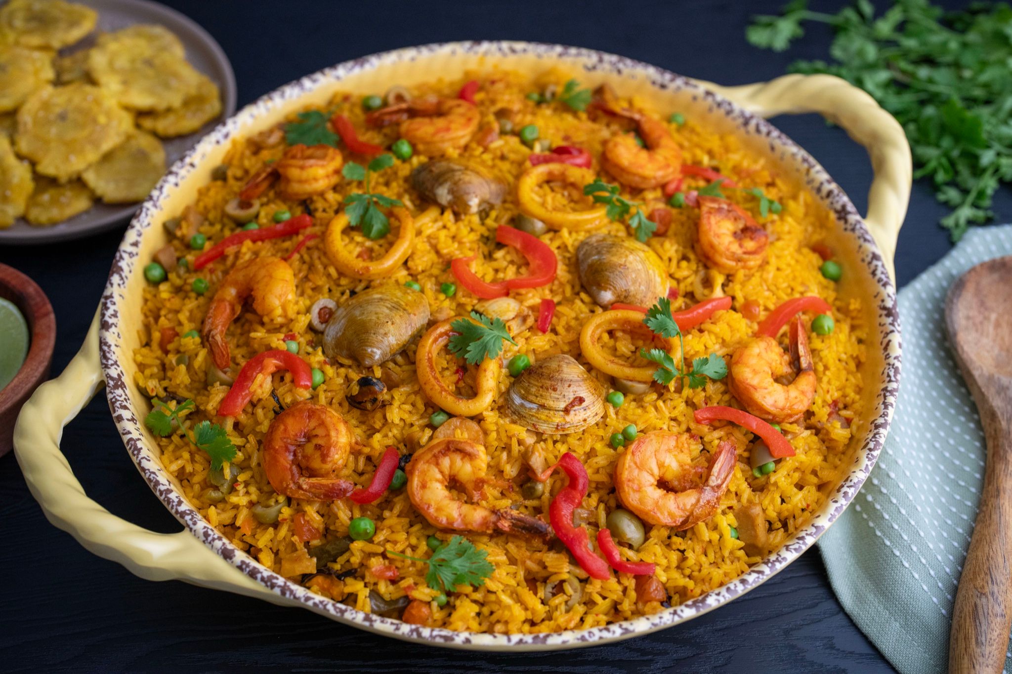 Paella con camarones en paellera