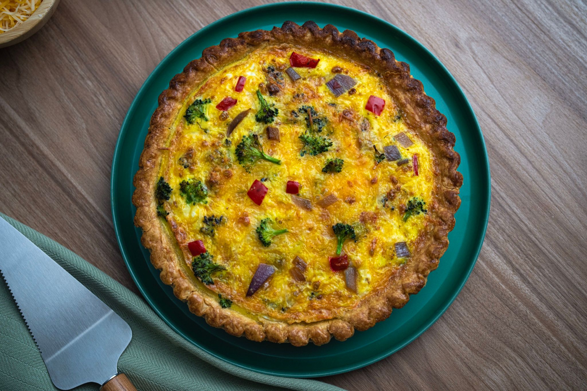 Quiche de vegetales en un plato verde