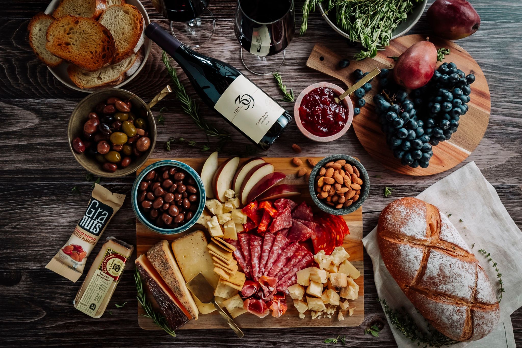 Tabla de charcutería con vino