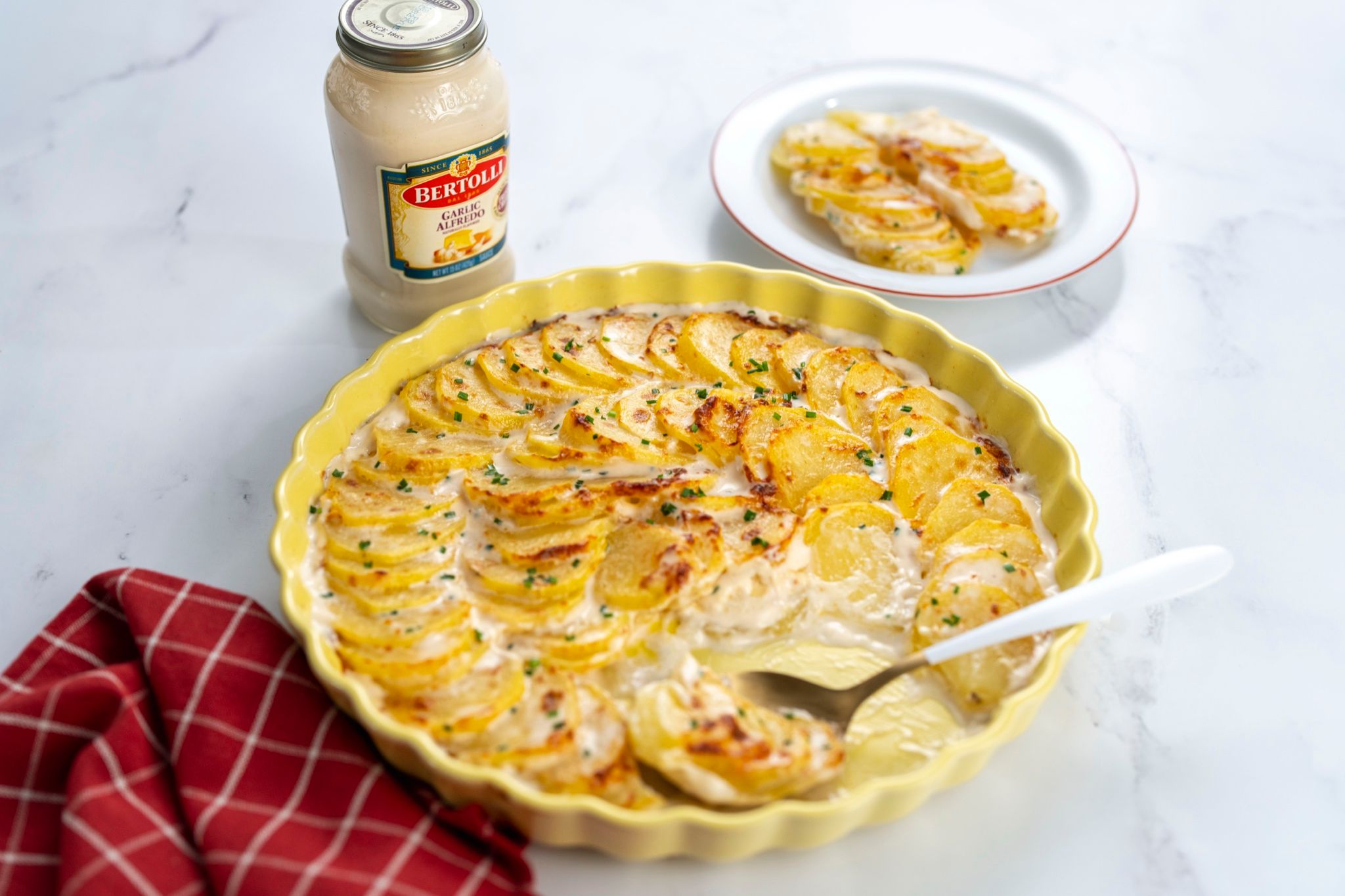 Tarta de cebolla en molde amarillo
